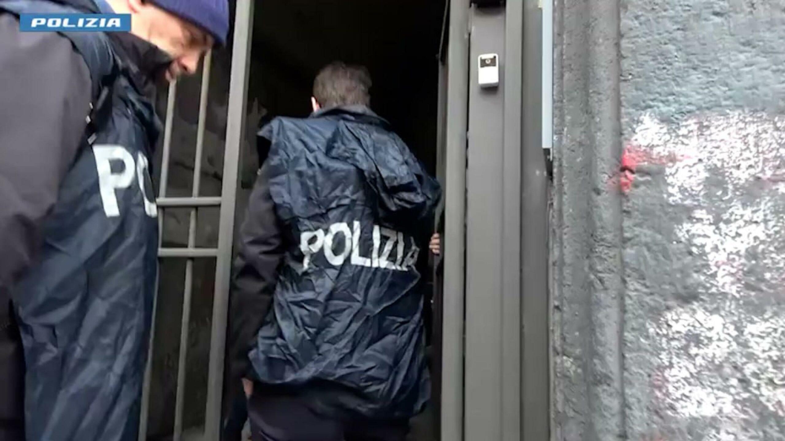 Napoli, cercava di convertire all’Islam la sua compagna con calci e pugni: arrestato 29enne a Portici