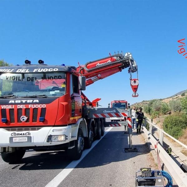 Taranto, un camion si scontra con due auto sulla S106: due morti