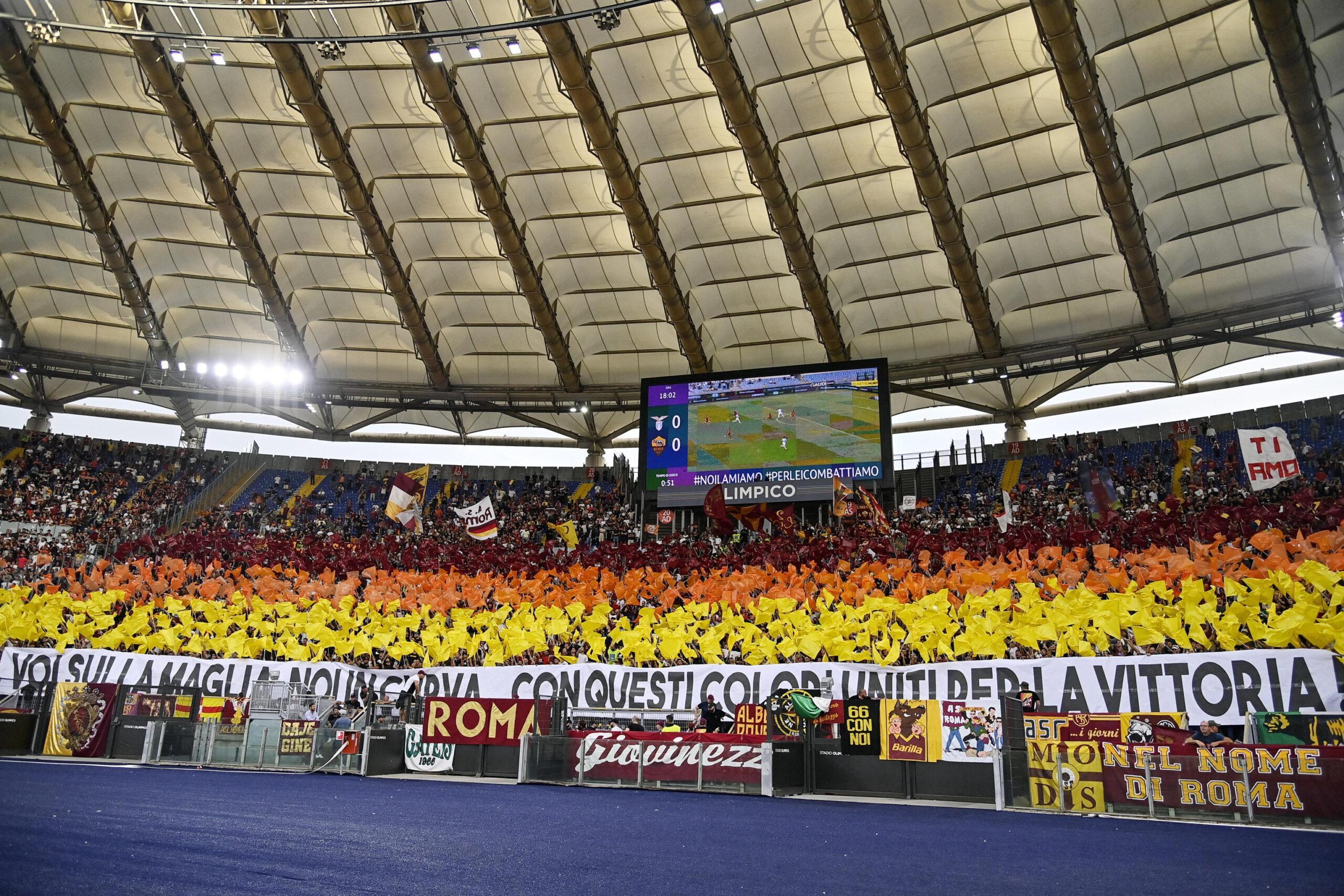 Roma, il nuovo coro della Curva Sud è uno spettacolo: tutti cantano sulle note di “Pazza” di Loredana Berté| VIDEO