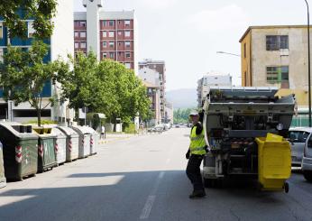 Cremona, terribile incidente sul lavoro a Soresina. Operatore ecologico rimane incastrato fra il muro e il furgone: è grave