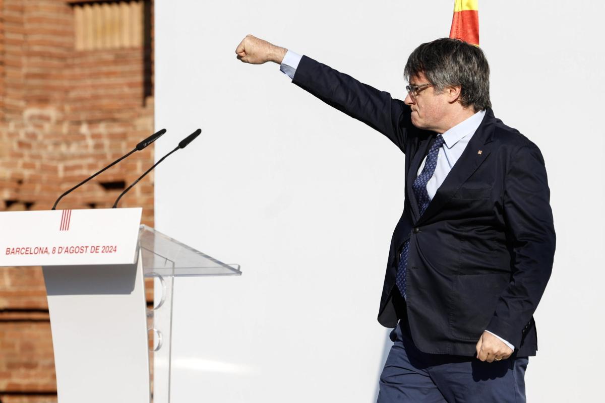 Puigdemont arriva a Barcellona, parla e poi scappa: la beffa del travestimento “frega” i Mossos