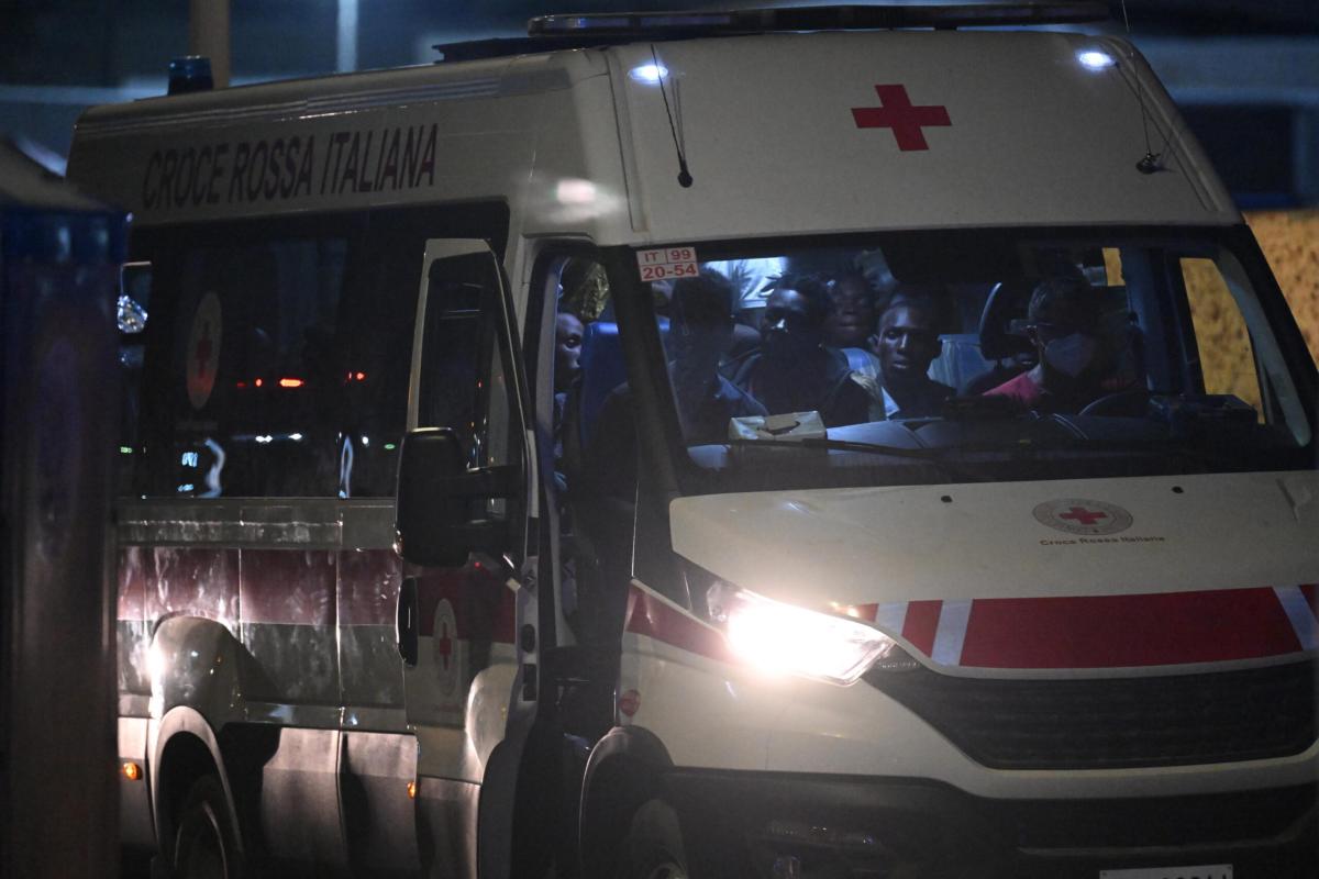 Incidente sulla A1, un bus con migranti a bordo si schianta: 2 mort…