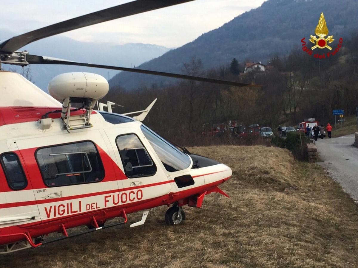 Scivola nel torrente Aurino mentre torna a casa con un amico e muore