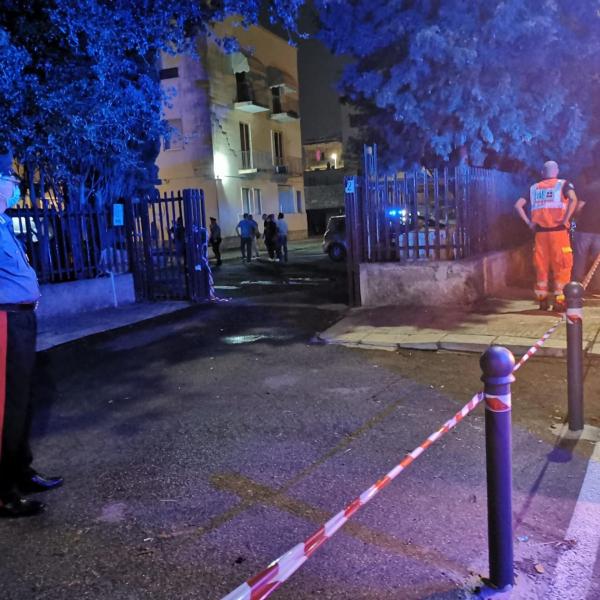 Lecce, tentato femminicidio a Racale: 21enne accoltellata dall’ex fidanzato, è grave. Lui non accettava la fine della relazione