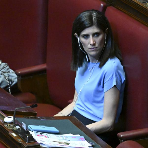 Il video di Chiara Appendino che scivola e cade all’uscita di Montecitorio