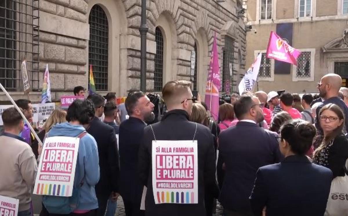 Ddl Varchi, grido di protesta delle Famiglie Arcobaleno: “Maternità surrogata reato universale? Legge ideologica, vogliono criminalizzarci” | VIDEO