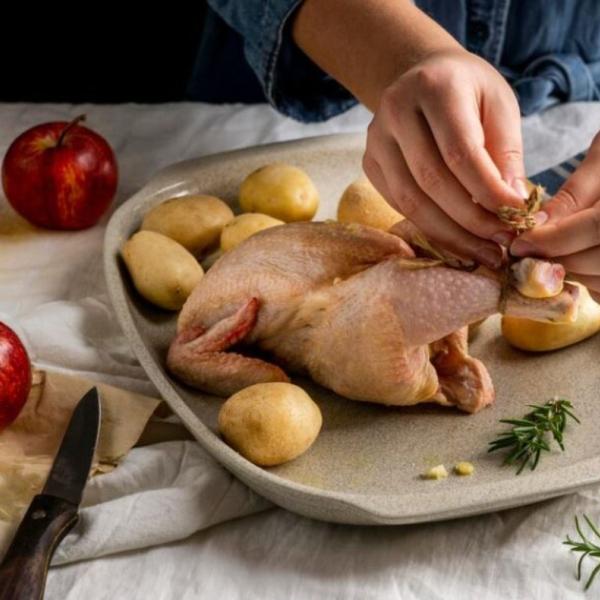 Il pollo non va lavato sotto l’acqua prima di cucinarlo, ecco perché farlo è rischioso