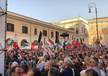 Manifestazione a Roma oggi delle opposizioni, in piazza Santi Apostoli. Schlein, appello alle opposizioni: “Basta divisioni”. E la piazza risponde: “Unità, unità”