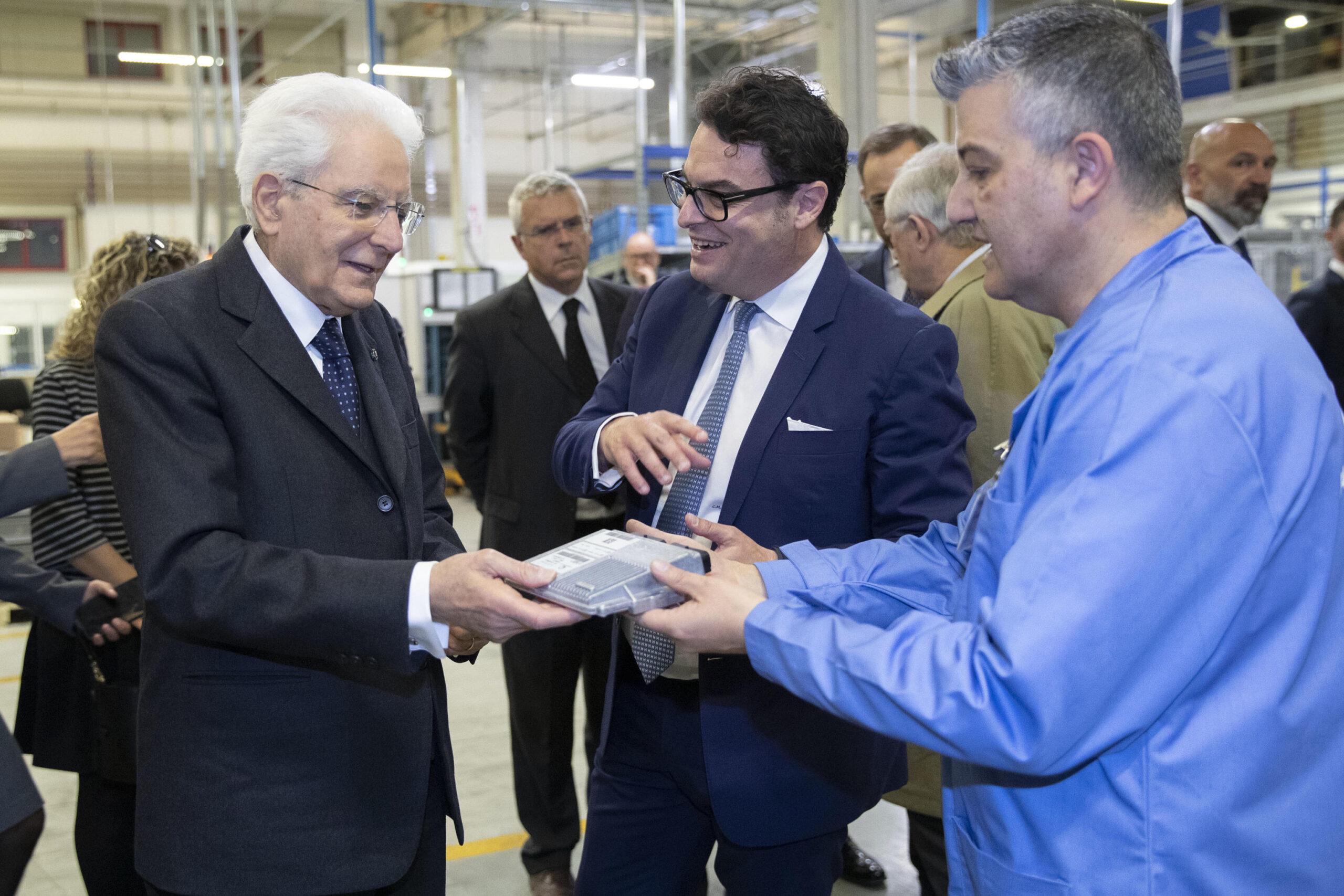 Mattarella a Reggio Emilia celebra il 1 maggio, accolto dagli applausi