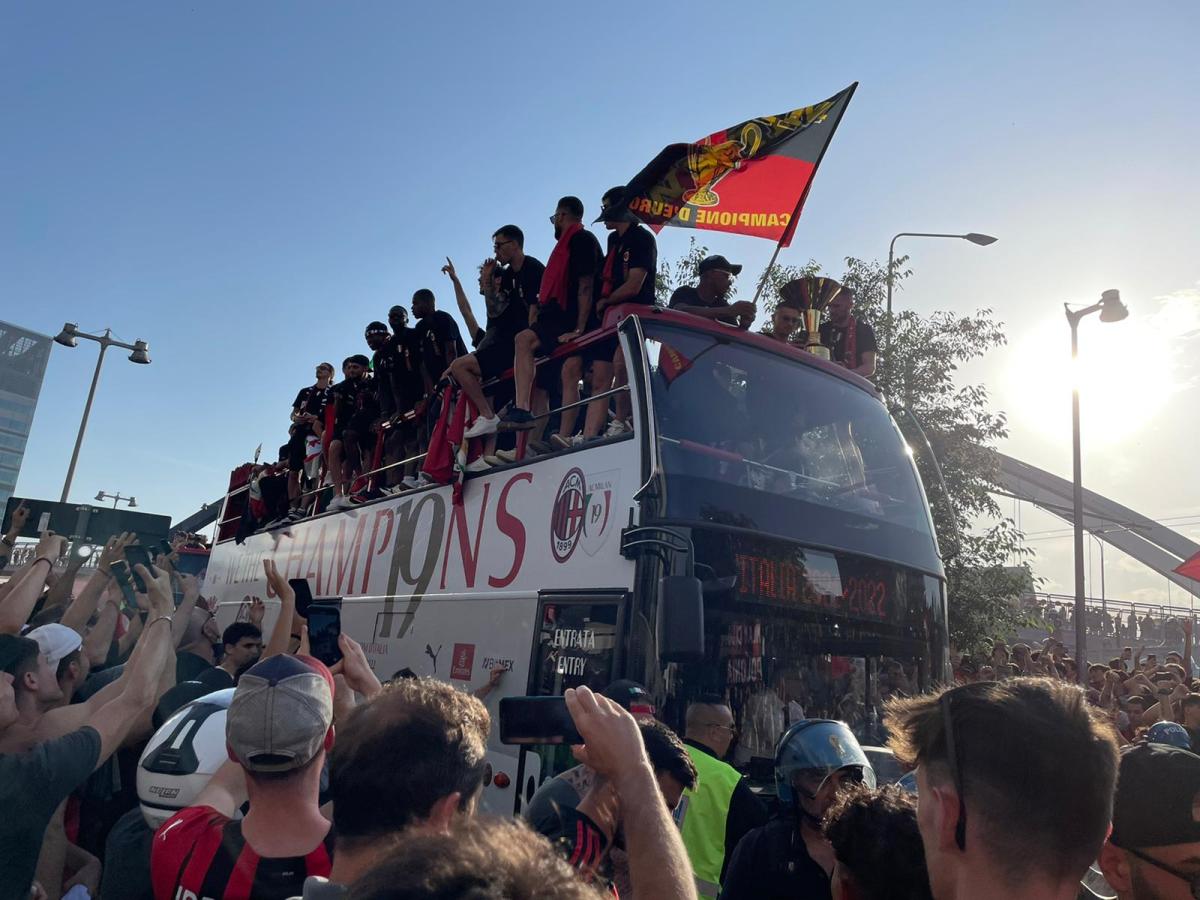 Festa scudetto Milan: sfilata tricolore dei rossoneri in città – VI…