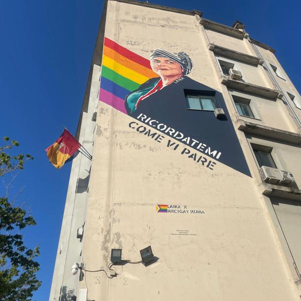 Murales per Michela Murgia, la street-artist Laika a Elly Schlein all’inaugurazione a Roma: “La sinistra dei palazzi torni a essere sinistra” | VIDEO