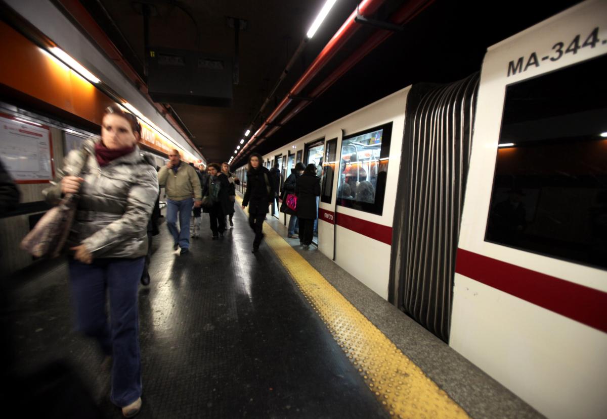 Roma, annuncio metro scioccante: “la buttamo ‘sta sigaretta o t’a d…