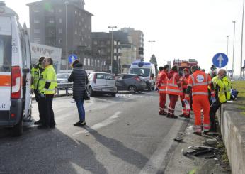 Tir carico di farina si ribalta sulla Fi-Pi-Li, ferito il conducente