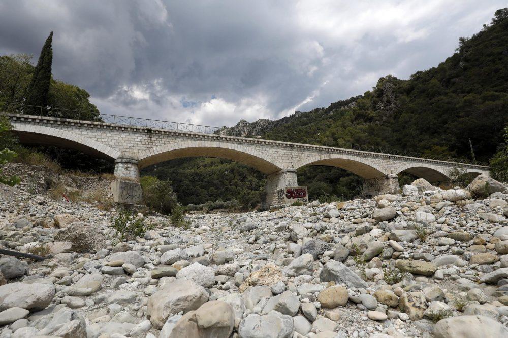 Francia, situazione “storica”: allarme siccità e comuni senza acqua potabile