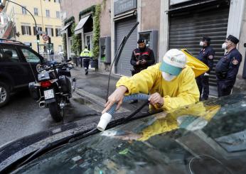 Orbetello invasa dai moscerini: “Impossibile fare una passeggiata lungo la laguna”