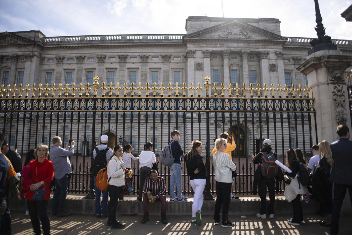 Regno Unito, cerca di entrare nelle scuderie Buckingham Palace: fer…