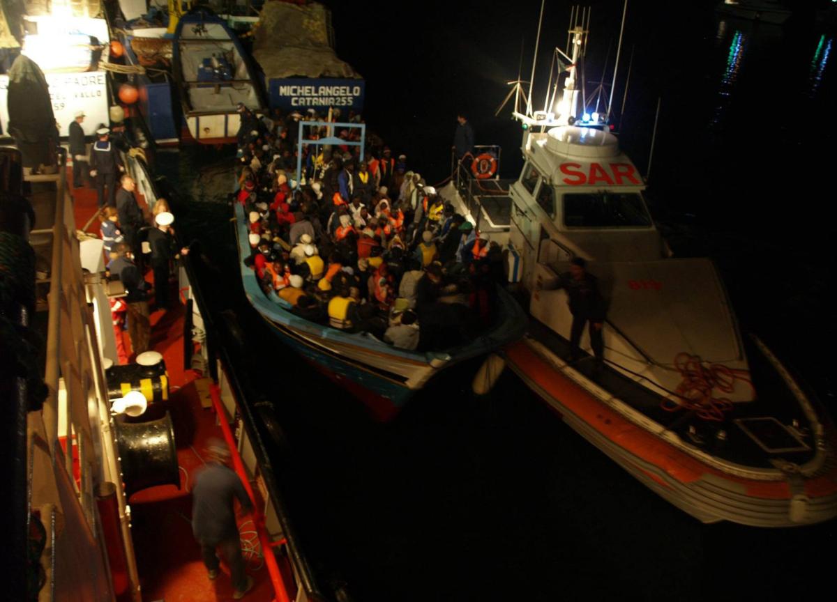 Incendio traghetto partito da Lampedusa, a bordo 83 migranti: cos’è…