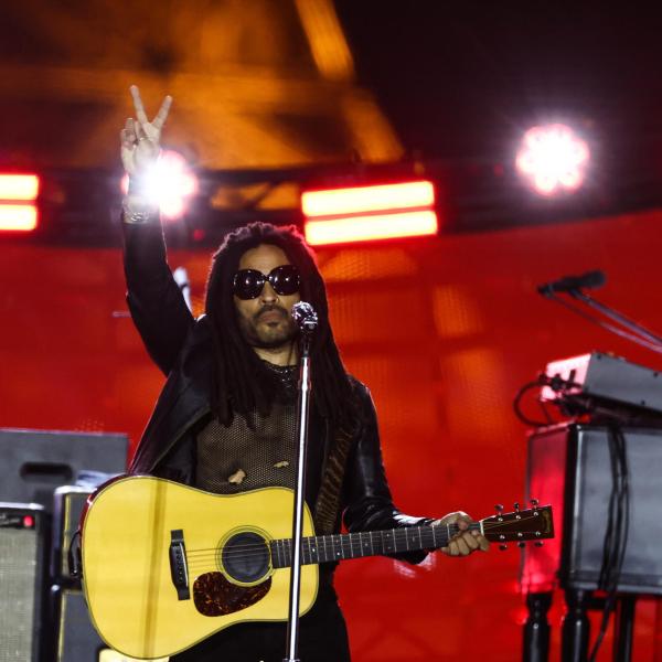 Lenny Kravitz, nel video del nuovo singolo è nudo ed entra in tende…