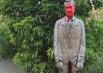 Oltraggio alla memoria di Aldo Moro, imbrattata la sua statua a Padova: nel registro degli indagati tre membri del centro sociale Levante