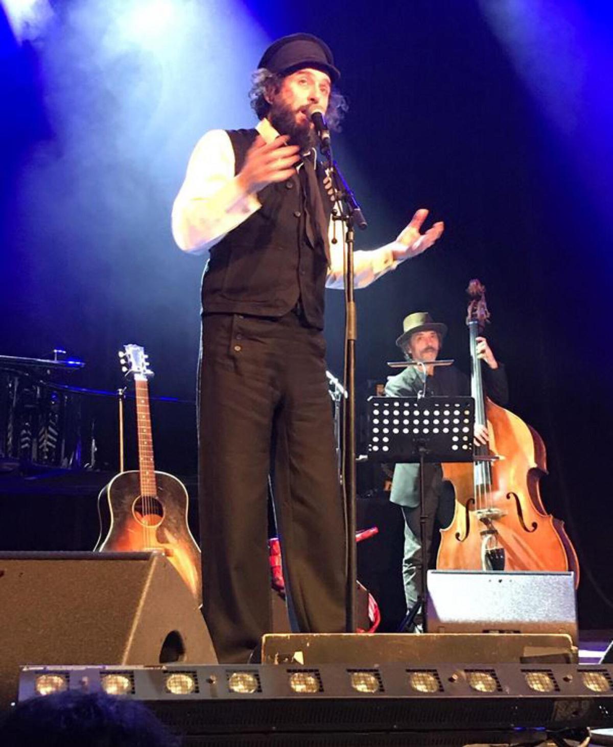 Vinicio Capossela torna a suonare live col tour Con i tasti che ci …