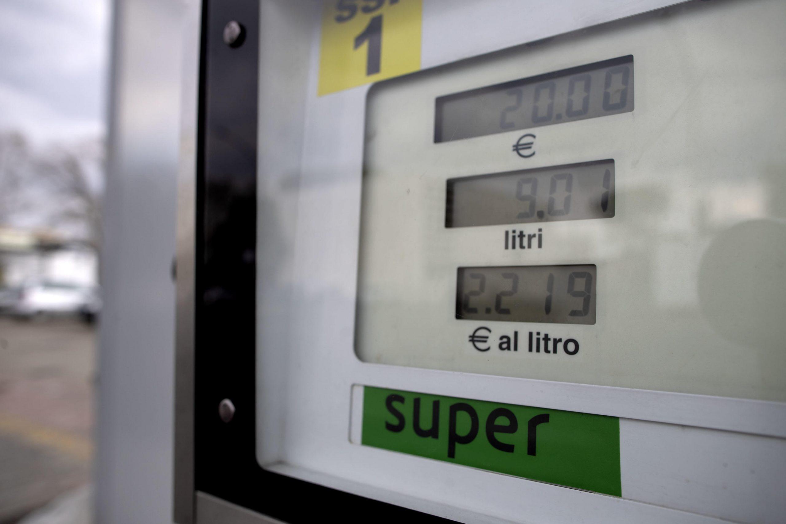 Stop allo sconto benzina, il governo Meloni ha deciso