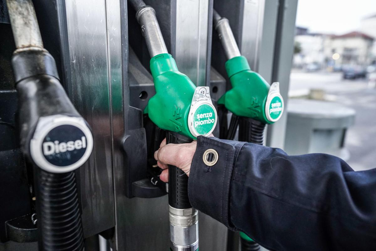 Via libera ai cartelloni con i prezzi della benzina: ecco cosa cambia