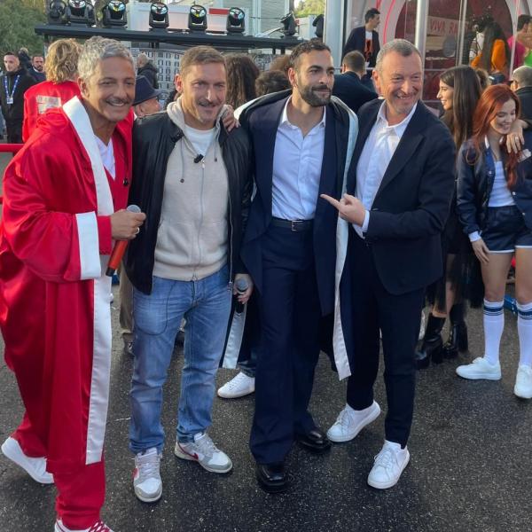 “Viva Rai 2!”, alba di delirio al Foro Italico per Mengoni e (a sorpresa) Totti. Fiorello invita a salutare col pugno chiuso | VIDEO+FOTO