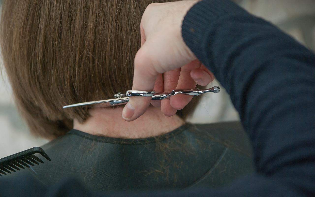 Quando tagliare i capelli a marzo 2024? Le date del calendario lunare