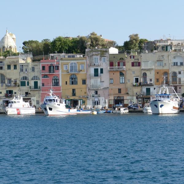 Qual è il posto più bello di Procida oltre alle spiagge?