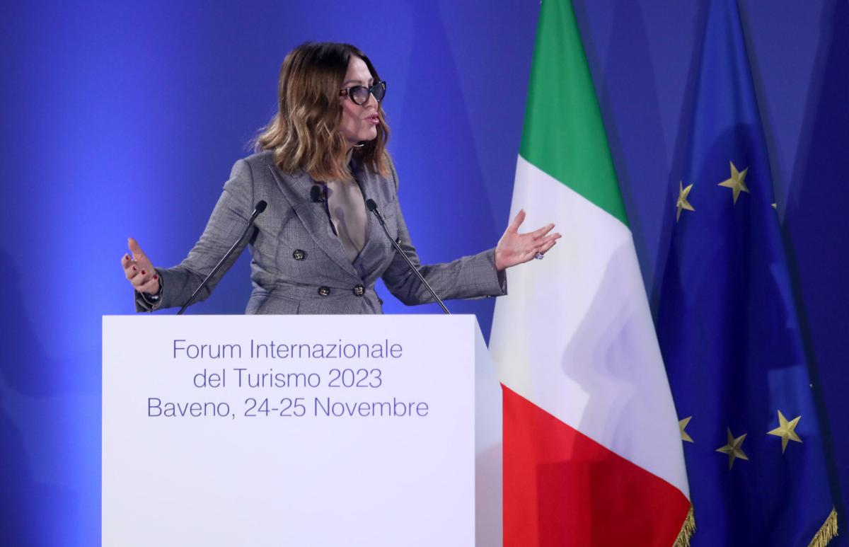 Santanché, mozione di sfiducia in Aula, la ministra assente. M5s: “Si nasconde”.