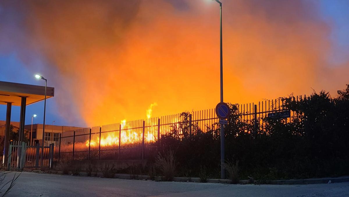 Sciacca, vasto incendio vicino l’ospedale Giovanni Paolo II