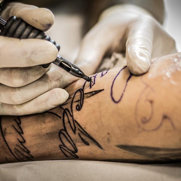 Tatuaggi e piercing, quali infezioni possono provocare? Ecco a cosa fare attenzione per evitare rischi