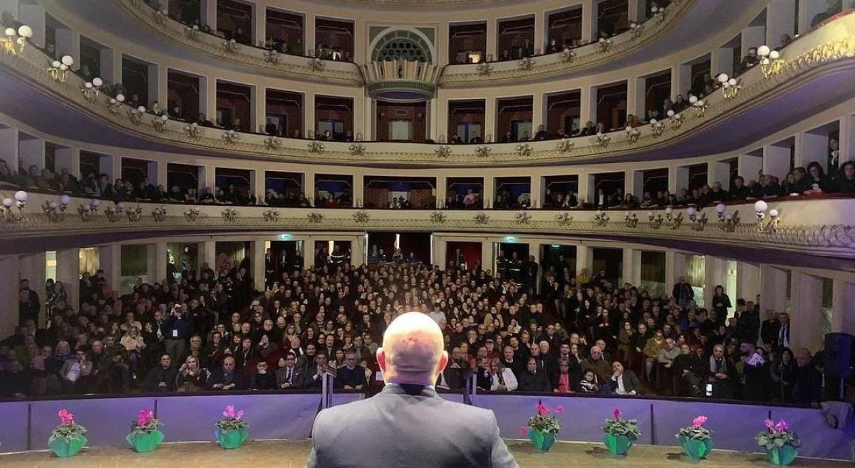 Reggio Calabria, Bandecchi accolto da un’ovazione all’evento “Rivoluzione Rheggio”: teatro gremito per il segretario di Alternativa Popolare | VIDEO