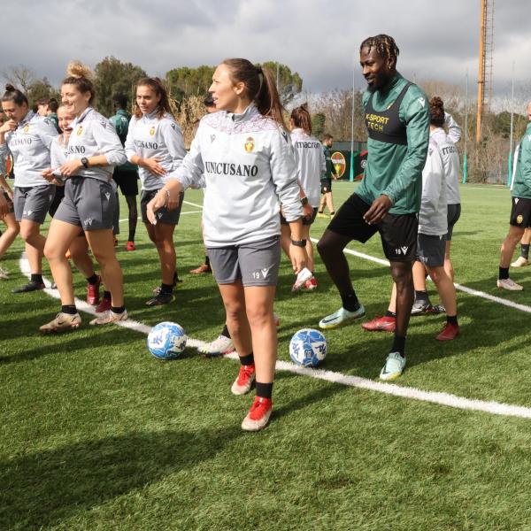 Ternana, per la Festa della Donna riscaldamento congiunto delle prime squadre femminile e maschile