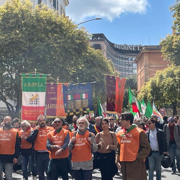 25 aprile, manifestazioni per la Liberazione in tutta Italia: grande partecipazione a Milano e Roma. Tensioni nei cortei