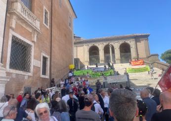 Roma, manifestazione in Campidoglio degli “invisibili” da Casal Selce a Pietralata, la protesta dei cittadini contro Gualtieri | VIDEO e FOTO