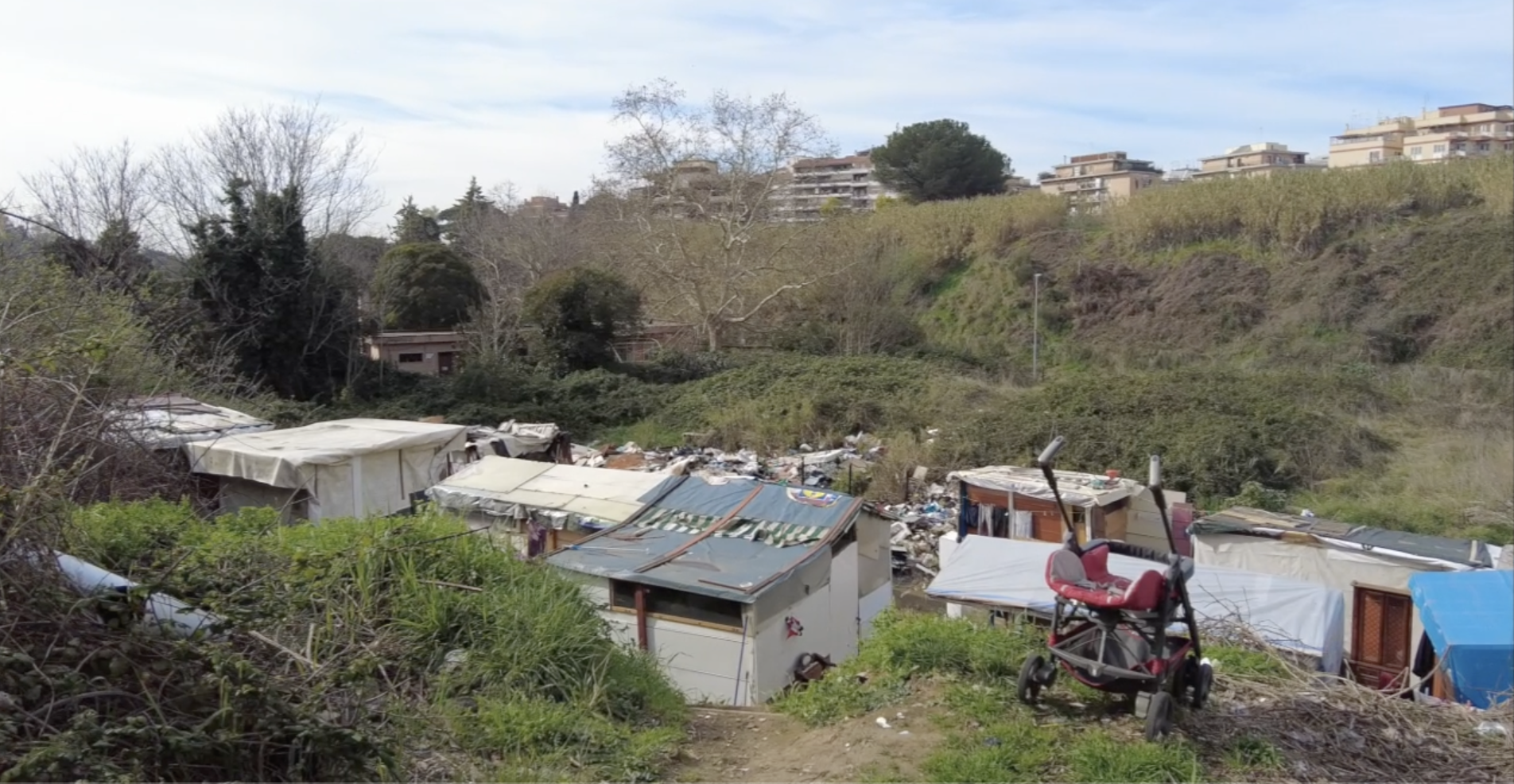 Roma degrado a Primavalle, baraccopoli a Via Bembo: montagne di rifiuti, roghi tossici e via vai di furgoni | VIDEO SHOCK