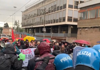 Israele-Palestina, il corteo degli studenti dal Rettorato della Sapienza a San Lorenzo: tensioni con la polizia, evitati gli scontri | VIDEO