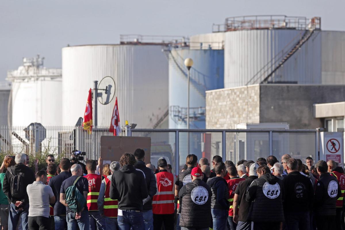 Francia sciopero benzina: i lavoratori chiedono un aumento dei salari