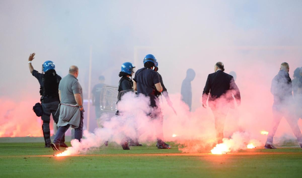 Brescia-Cosenza, incidenti a fine gara: squadre negli spogliatoi fi…