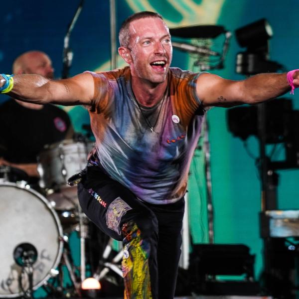 I Coldplay al concerto al San Siro omaggiano Milano: Chris ha cantato in italiano “O mia bela Madunina” |VIDEO