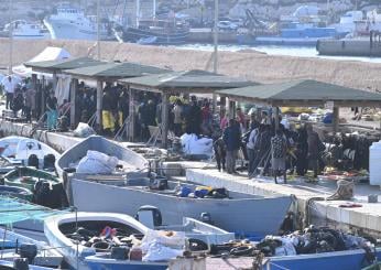 Neonato morto sbarca a Lampedusa. Meloni: “Pressione insostenibile, intervenga l’esercito”