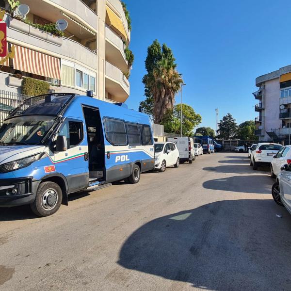 Roma, pomeriggio violento al centro commerciale Gulliver di Ottavia. Rissa tra due ragazzine: calci e pugni. Coetanei provano a dividerle | VIDEO