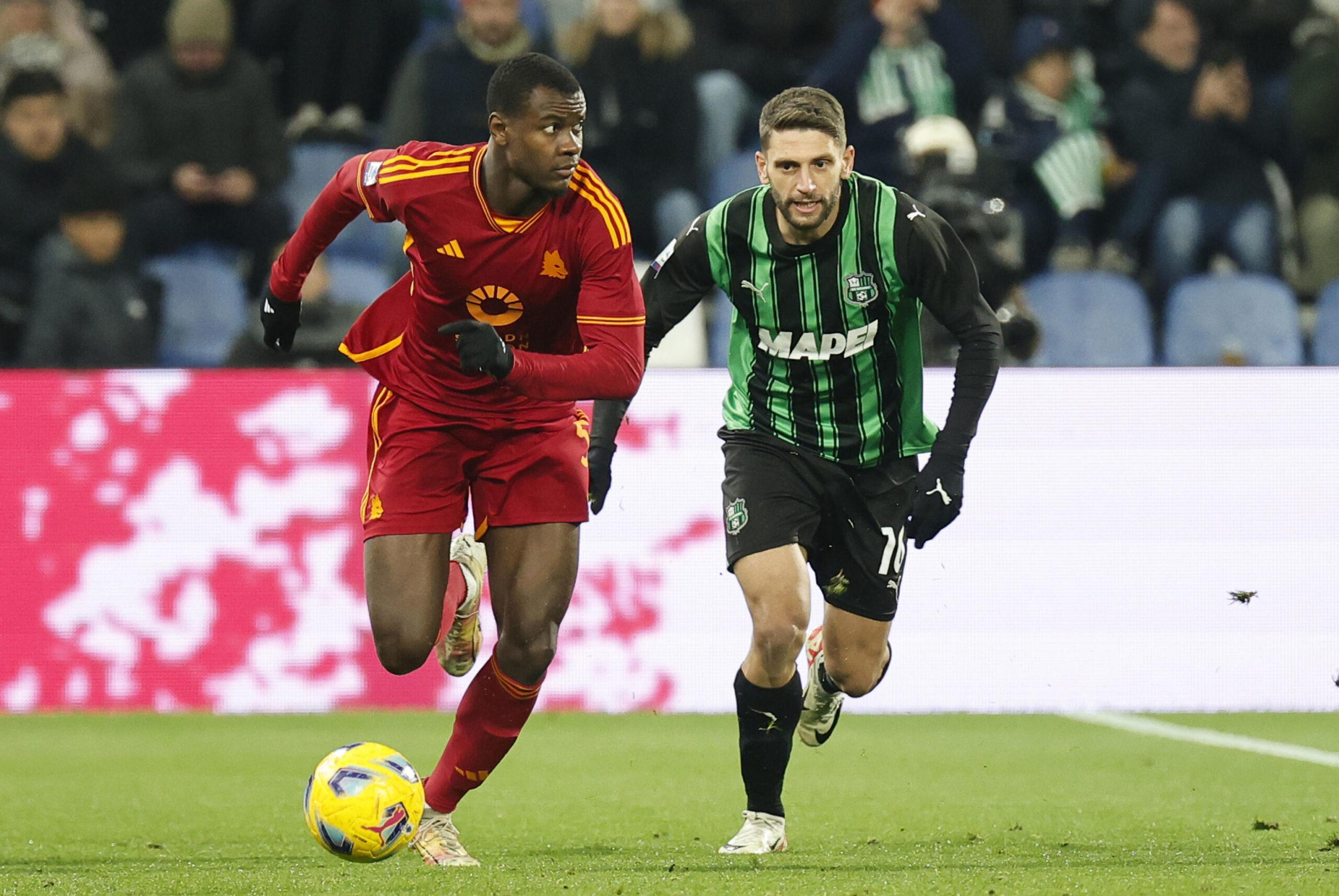 Udinese-Roma, preoccupazione per N’Dicka: malore per il difensore giallorosso che si accascia in campo. Partita sospesa ma il francese sta bene | VIDEO