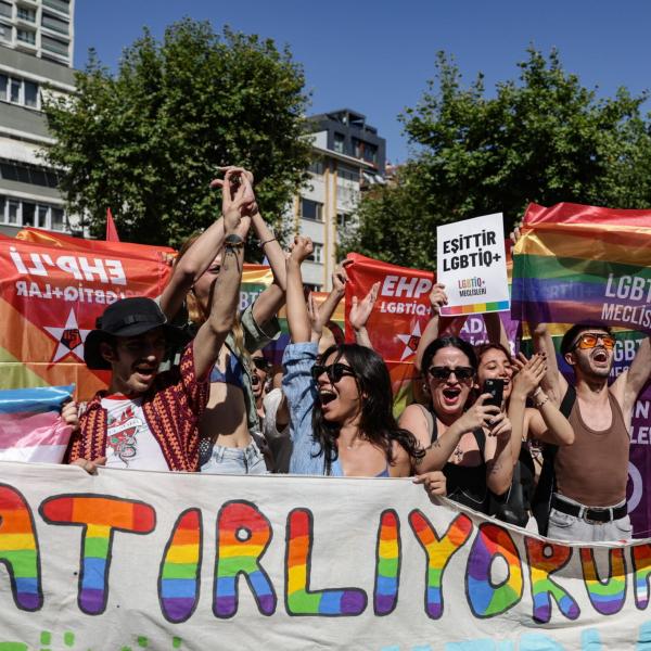 Turchia, Pride vietato in Piazza Taksim ad Istanbul: la manifestazione si sposta nel quartiere Bostanci | VIDEO