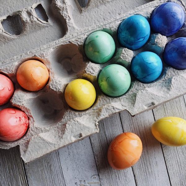 Come colorare le uova sode per Pasqua? Idee naturali per divertirsi con i bambini