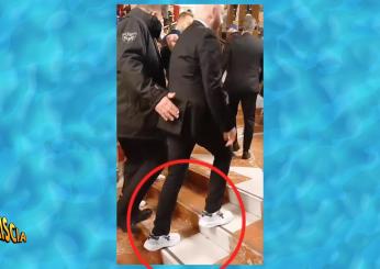 John Travolta e le Upower, il caso delle scarpe a Sanremo 2024 continua: per Striscia vacilla dichiarazione Rai