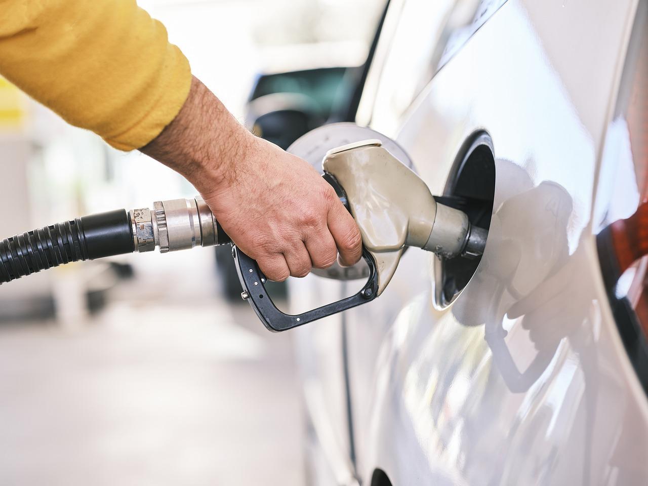 Cos’è la benzina E85 che spopola in Francia e perché è più economica: dove si trova in Italia