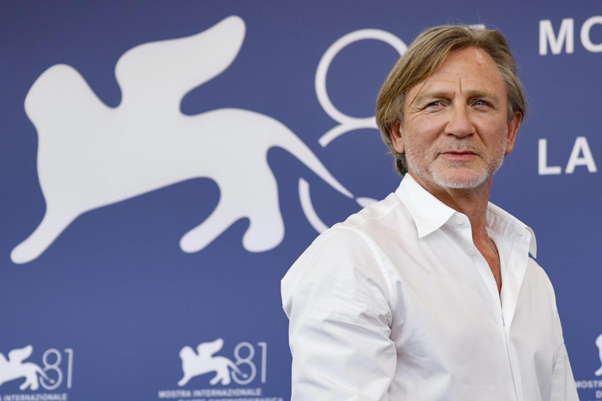 Daniel Craig al Festival di Venezia 2024, come veste oggi? Look irriconoscibile dai film di 007 | VIDEO