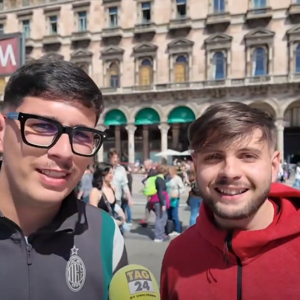 Europa League, attesa per Milan-Roma. Tifosi rossoneri arrivati in piazza Duomo da tutta Italia: “Partita dura, puntiamo su Leao” | VIDEO